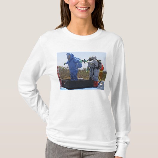 Ein Flieger steht in einer Wanne T-Shirt (Vorderseite)