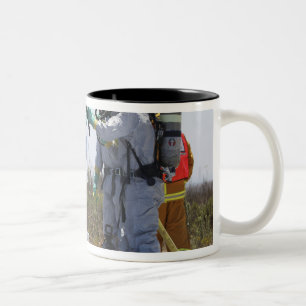 Ein Flieger steht in einer Wanne Zweifarbige Tasse