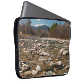 Ein fließender Fluss mit klarem Wasser, der wi fli Laptopschutzhülle (Vorne Rechts)