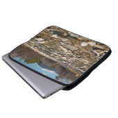 Ein fließender Fluss mit klarem Wasser, der wi fli Laptopschutzhülle (Vorne Knopf)