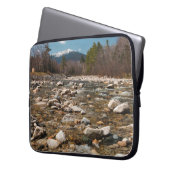 Ein fließender Fluss mit klarem Wasser, der wi fli Laptopschutzhülle (Vorderseite Links)