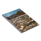 Ein fließender Fluss mit klarem Wasser, der wi fli Notizblock (Rechte Seite)