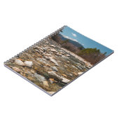 Ein fließender Fluss mit klarem Wasser, der wi fli Notizblock (Linke Seite)