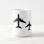 "Ein Flugzeug bei starkem Wind abheben." Kaffeetasse (Mittel)