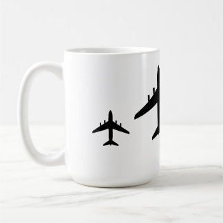 "Ein Flugzeug bei starkem Wind abheben." Kaffeetasse