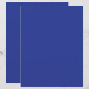 ein Flugzeug, das am Himmel fliegt, mit einem blau