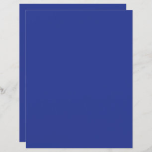 ein Flugzeug, das mit einem blauen Hintergrund in 