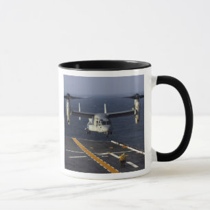 Ein Flugzeug des Osprey V-22 bereitet vor sich zu Tasse