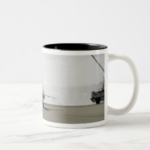 Ein Flugzeug F-18 Zweifarbige Tasse