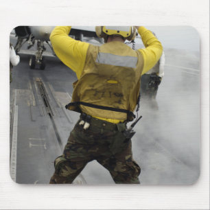 Ein Flugzeugdirektor signalisiert einer F/A-18C Mousepad