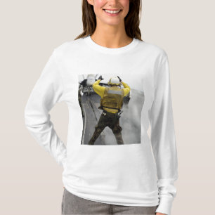 Ein Flugzeugdirektor signalisiert einer F/A-18C T-Shirt