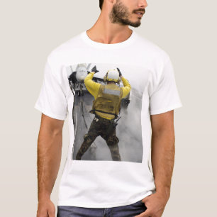 Ein Flugzeugdirektor signalisiert einer F/A-18C T-Shirt