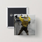 Ein Flugzeugführer signalisiert ein F/A-18C Hornet Button (Vorne & Hinten)