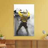 Ein Flugzeugführer signalisiert ein F/A-18C Hornet Leinwanddruck (Insitu (Wohnzimmer))