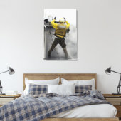 Ein Flugzeugführer signalisiert ein F/A-18C Hornet Leinwanddruck (Insitu (Schlafzimmer))