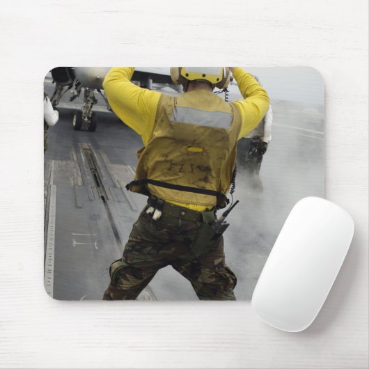 Ein Flugzeugführer signalisiert ein F/A-18C Hornet Mousepad (Mit Mouse)