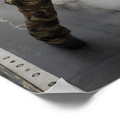 Ein Flugzeugführer signalisiert ein F/A-18C Hornet Poster (Ecke)