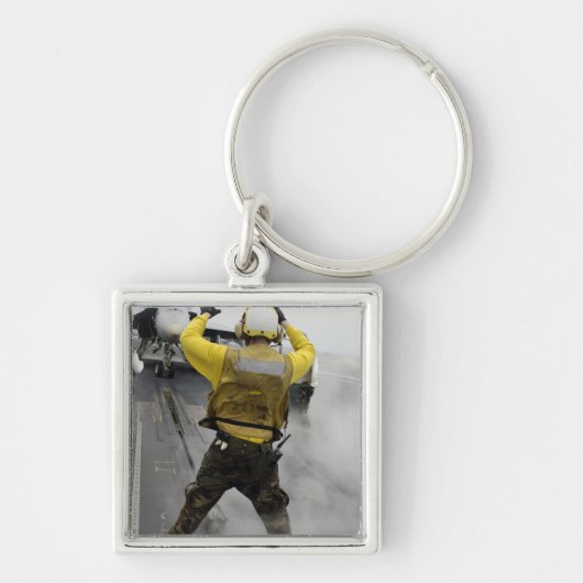 Ein Flugzeugführer signalisiert ein F/A-18C Hornet Schlüsselanhänger (Vorne)