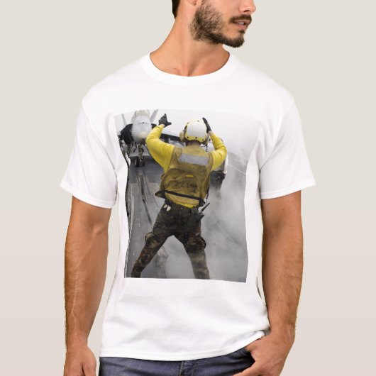Ein Flugzeugführer signalisiert ein F/A-18C Hornet T-Shirt (Vorderseite)