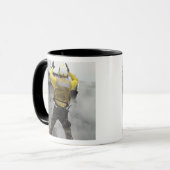 Ein Flugzeugführer signalisiert ein F/A-18C Hornet Tasse (Vorderseite Links)