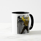 Ein Flugzeugführer signalisiert ein F/A-18C Hornet Tasse (VorderseiteRechts)