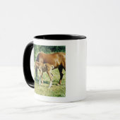 Ein Fohlen und ein Pferd in einer Weide Tasse (Vorderseite Links)