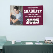 Ein Foto Burgundy-Abschluss-Banner mit Cap Banner (Messeveranstaltung)