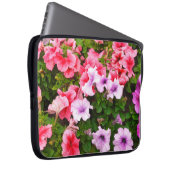 Ein Foto der Natur ist eine wunderschöne Petunia-B Laptopschutzhülle (Vorne Rechts)