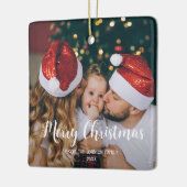 Ein Foto Frohe Weihnachtskalligraphie weiß Keramikornament (Links)