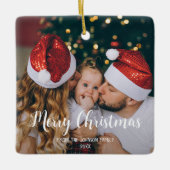 Ein Foto Frohe Weihnachtskalligraphie weiß Keramikornament (Vorderseite)