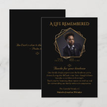 Ein Foto mit warmer brauner Schrift auf schwarzem 