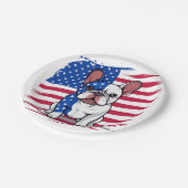 Ein französischer Bulldogge mit amerikanischer Fla Pappteller (Schrägansicht)