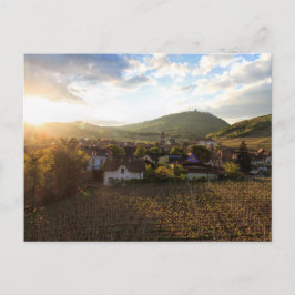 Ein französisches Weindorf am Nachmittag Postkarte