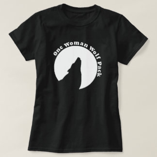 Ein Frauen-Wolfsrudel im Schwarzen T-Shirt