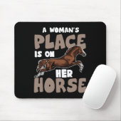 Ein Frauenplatz ist auf ihrem Pferd - Pferderennfa Mousepad (Mit Mouse)