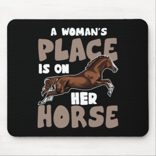 Ein Frauenplatz ist auf ihrem Pferd - Pferderennfa Mousepad