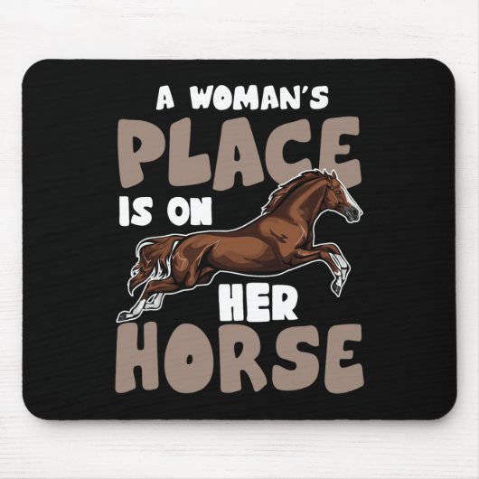Ein Frauenplatz ist auf ihrem Pferd - Pferderennfa Mousepad (Vorne)