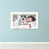 Ein freudiger Weihnachtsjunge schläft mit Welpen Leinwanddruck (Insitu (Holzboden))