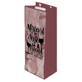 Ein Freund mit Wein ist ein Freund des Weinkellers Geschenktüte Für Weinflaschen (Rückseite Schrägansicht)
