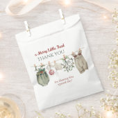 Ein frohes kleines Mädchen Weihnachtskleidung Dank Geschenktütchen (Ausgeschnitten)