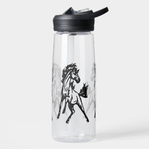 Ein fröhlich springendes Pferd in der Wildnis Trinkflasche