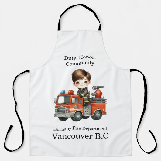 Ein fröhlicher junger Feuerwehrmann in einem helle Schürze (Vorderseite)