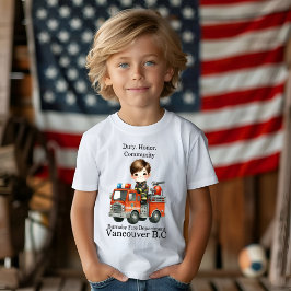 Ein fröhlicher junger Feuerwehrmann in einem helle T-Shirt