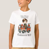 Ein fröhlicher junger Feuerwehrmann in einem helle T-Shirt (Vorderseite)