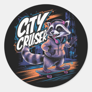 Ein fröhlicher Raccoon mit einem Skateboarding Runder Aufkleber