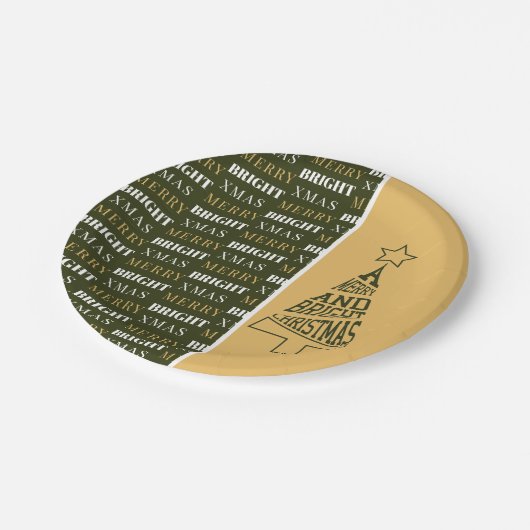 Ein fröhlicher und heller Weihnachtsbaum Grün und Pappteller (Schrägansicht)