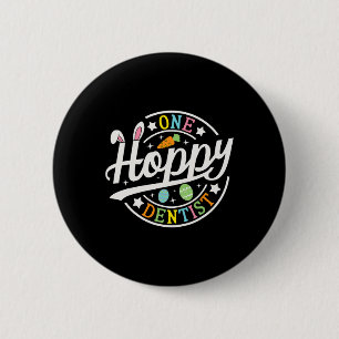 Ein fröhlicher Zahnarzt-Hasenohren lustiger Ostert Button