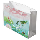 Ein Frosch springt in die Teichillustration Große Geschenktüte (Rückseite Schrägansicht)