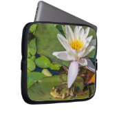Ein Frosch unter einer Seeroseblume Laptopschutzhülle (Vorne Rechts)