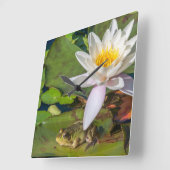 Ein Frosch unter einer Seeroseblume Quadratische Wanduhr (Winkel)